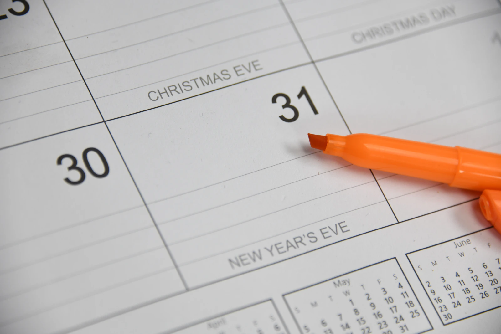 Feutre posé sur une page de calendrier pour planifier les dates de fin d'année