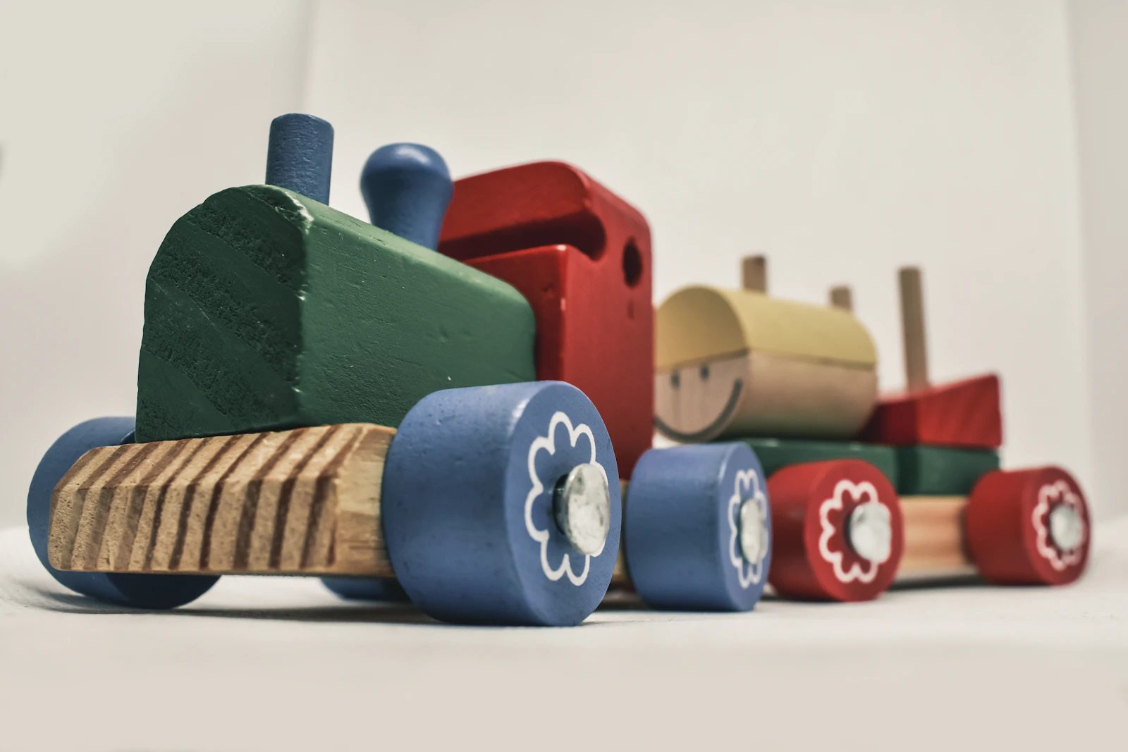 Petit train en bois coloré, jouet d'éveil classique pour les tout-petits