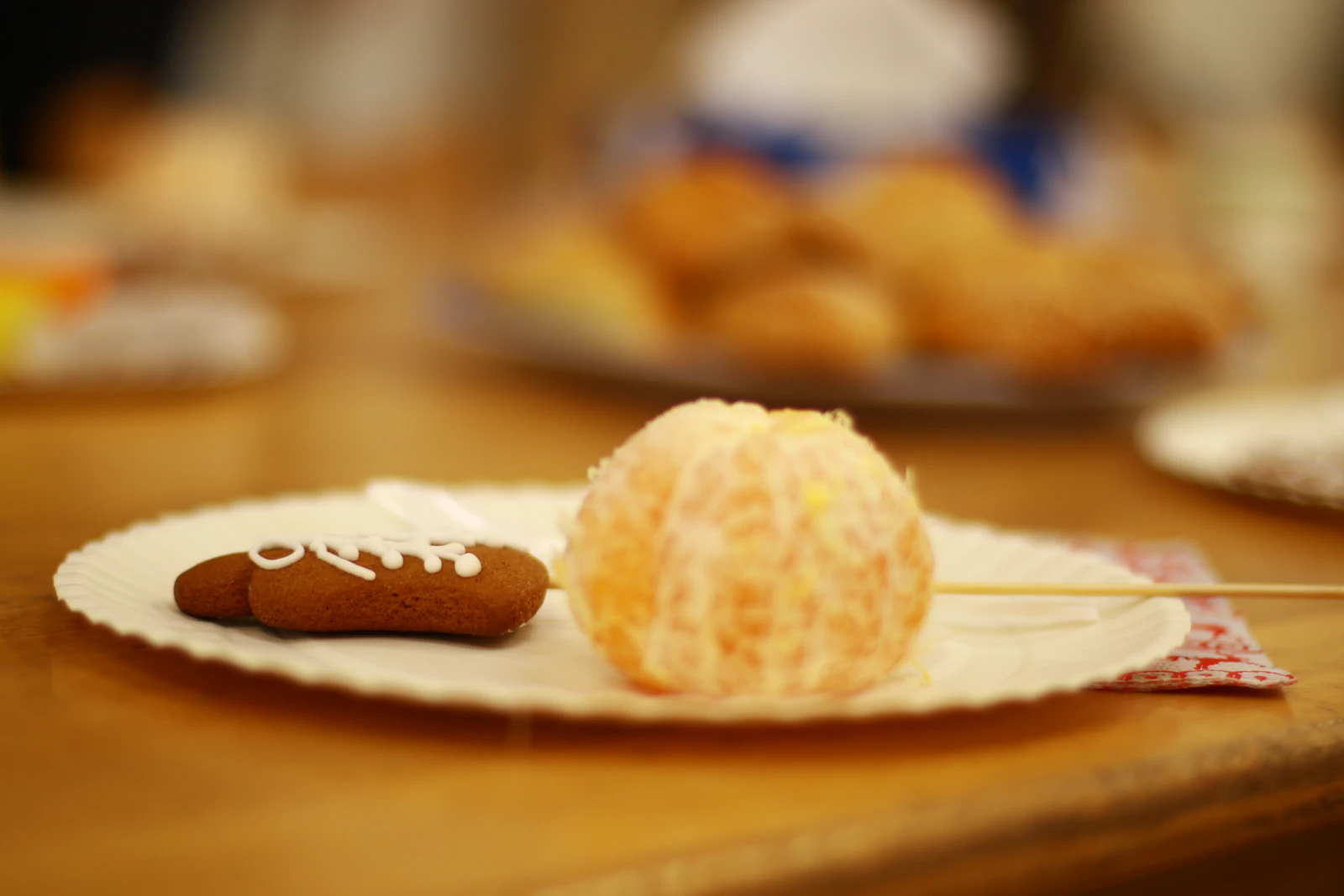 Mandarine et biscuit sur une table de fête aux tons chauds d'hiver