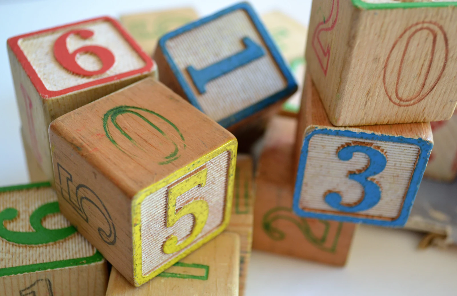 Cubes en bois anciens avec chiffres peints, usés mais toujours solides