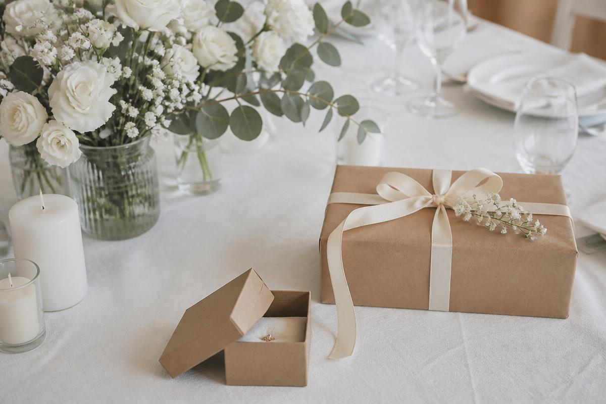 Table de fête de baptême avec un cadeau personnalisé au prénom de l'enfant